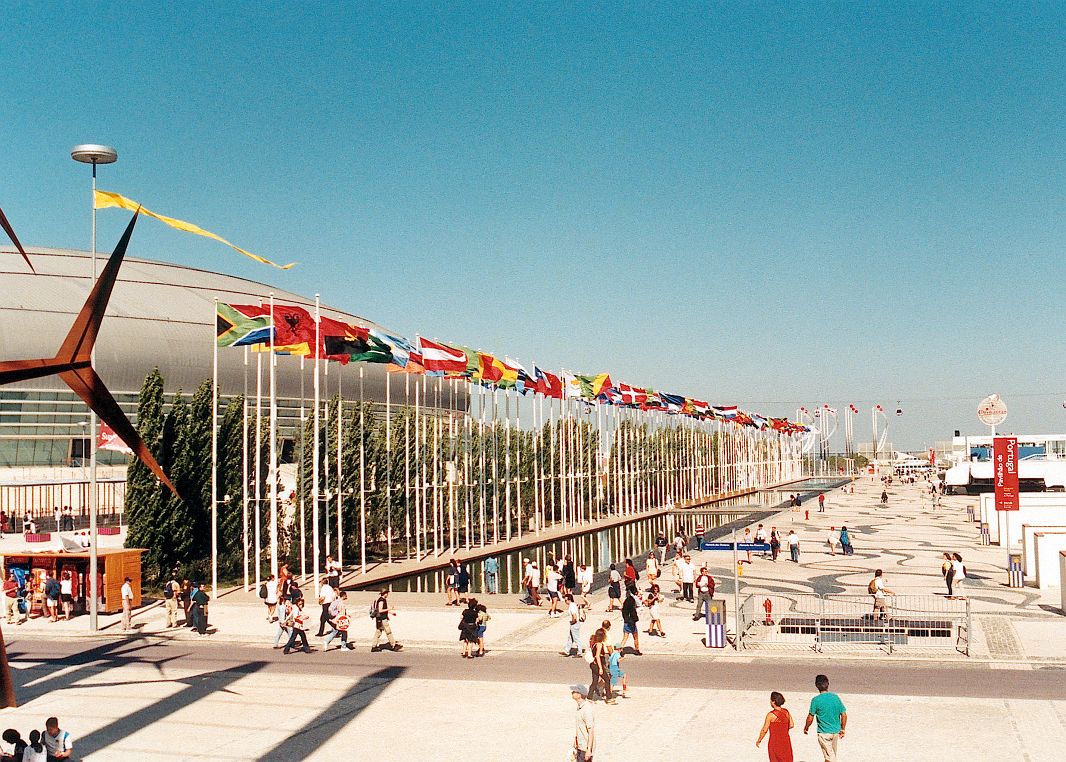 Flagi wszystkich państw i organizacji uczestniczących w EXPO 1998