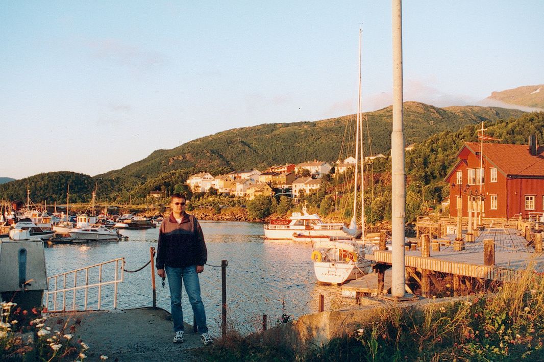 Rafał stoi w porcie rybackim w Narviku.