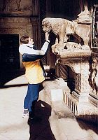 Zabytkowy kamienny lew przed katedrą w Trogirze