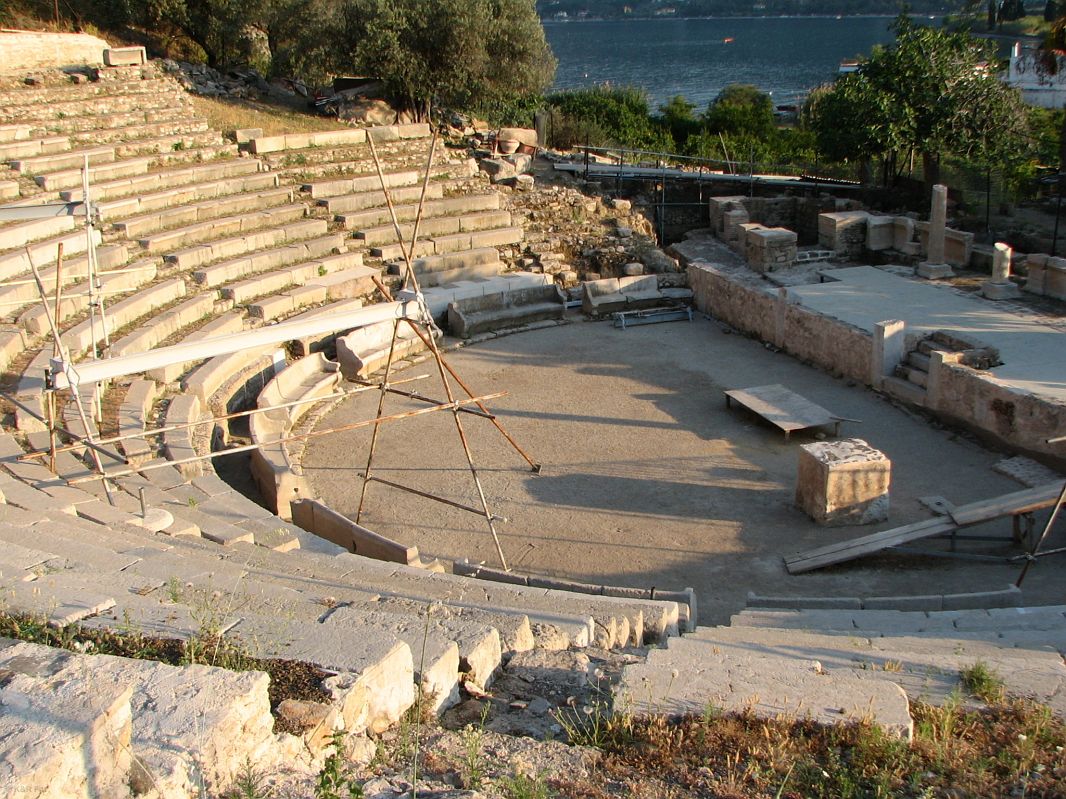 Mały teatr w pobliżu miasteczka Palaia Epidauros. Zbudowany w IV w. p.n.e. na chwalę Dionizosa przez miejscowych notabli, mieści 5000 widzów