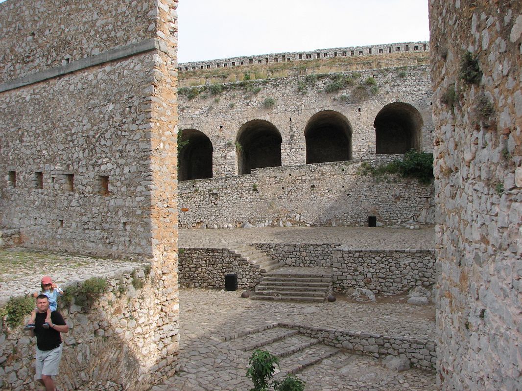 Twierdza to 3 potężne zamki i 7 bastionów, oddzielonych murami i fosami, otoczonych wspólnym murem