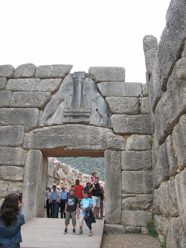 Lwia Brama datowana na ok. 1250 p.n.e. – główna brama prowadząca do miasta