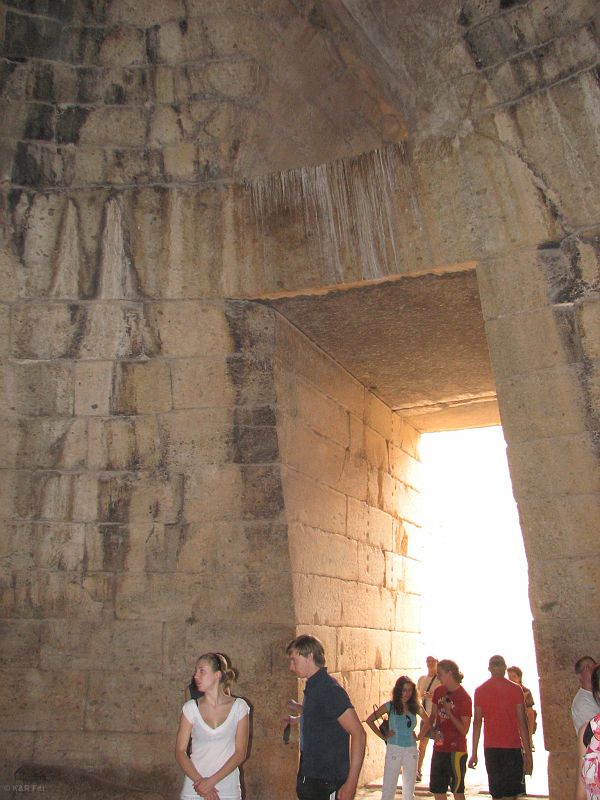 Grobowiec ma średnicę 14,5 m i wysokość 13,5m. Belka na wejściem waży 120 ton.