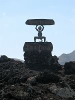 Postać diabełka przy wjeździe do Parku Narodowego Timanfaya
