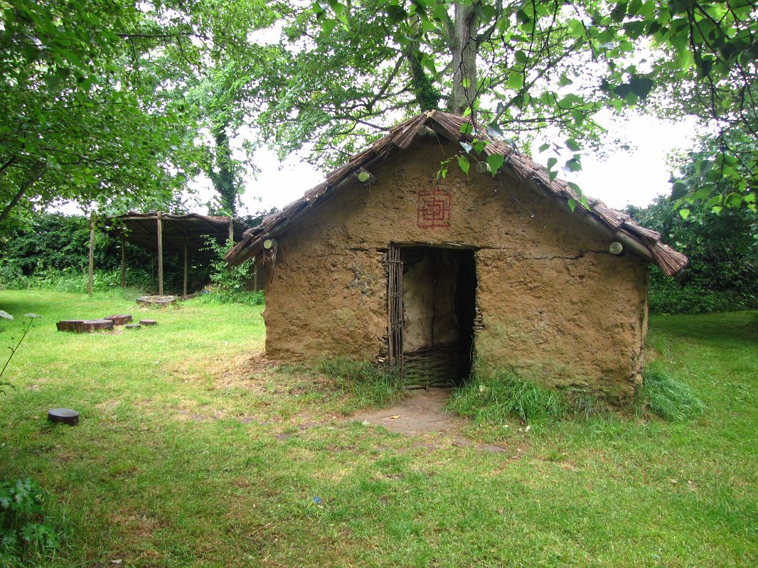 Rekonstrukcja neolitycznej chaty w La Hougue Bie, Jersey