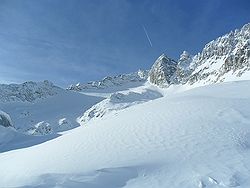 Białe zaśnieżone szczyty Dolomitów