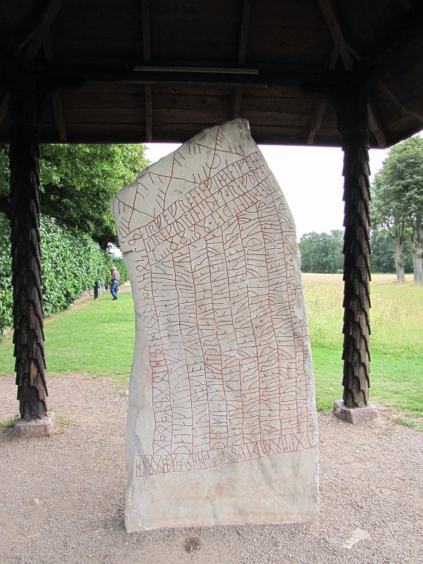 Rökstenen - kamień z najdłuższą znaną inskrypcją runiczną