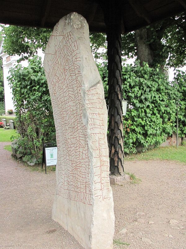 Inskrypcja na Rökstenen pochodzi z pierwszej połowy IX w. Przez kilka stuleci kamień tkwił w murze pobliskiego XIIw kościoła.