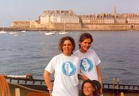 Agata i Krysia na tle St. Malo