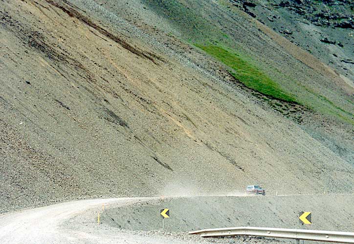 Zakurzona i kamienista droga biegnąca dookoła całej Islandii