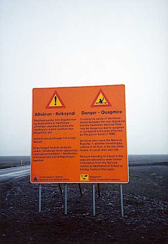 Tablica ostrzegająca przed ruchomymi piaskami i grzęzawiskami