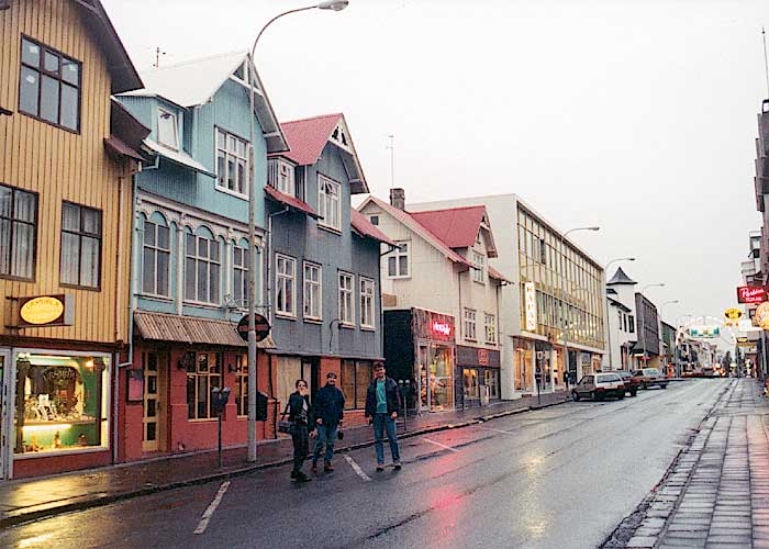 Pusta ulica w centrum Reykjaviku