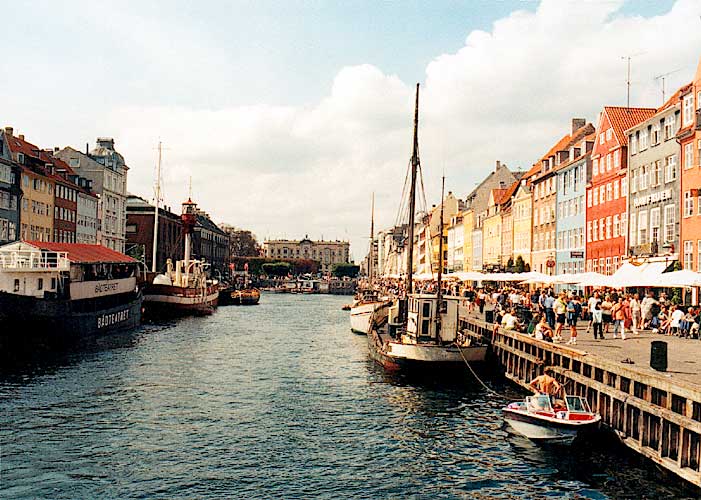 Statki zacumowane w jednym z kanałów w Kopenhadze