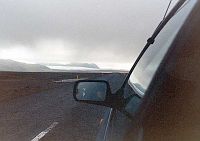 Chłodna i mglista pogoda widziana z samochodu