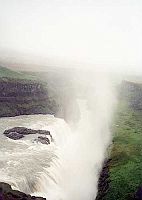 Wodospad Gullfoss przysłonięty drobną mgiełką