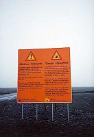 Tablica ostrzegająca przed ruchomymi piaskami i grzęzawiskami