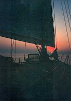 Wschód słońca widziany z jachtu