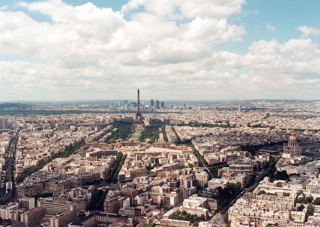 Widok na Paryż i Wieże Eiﬄa