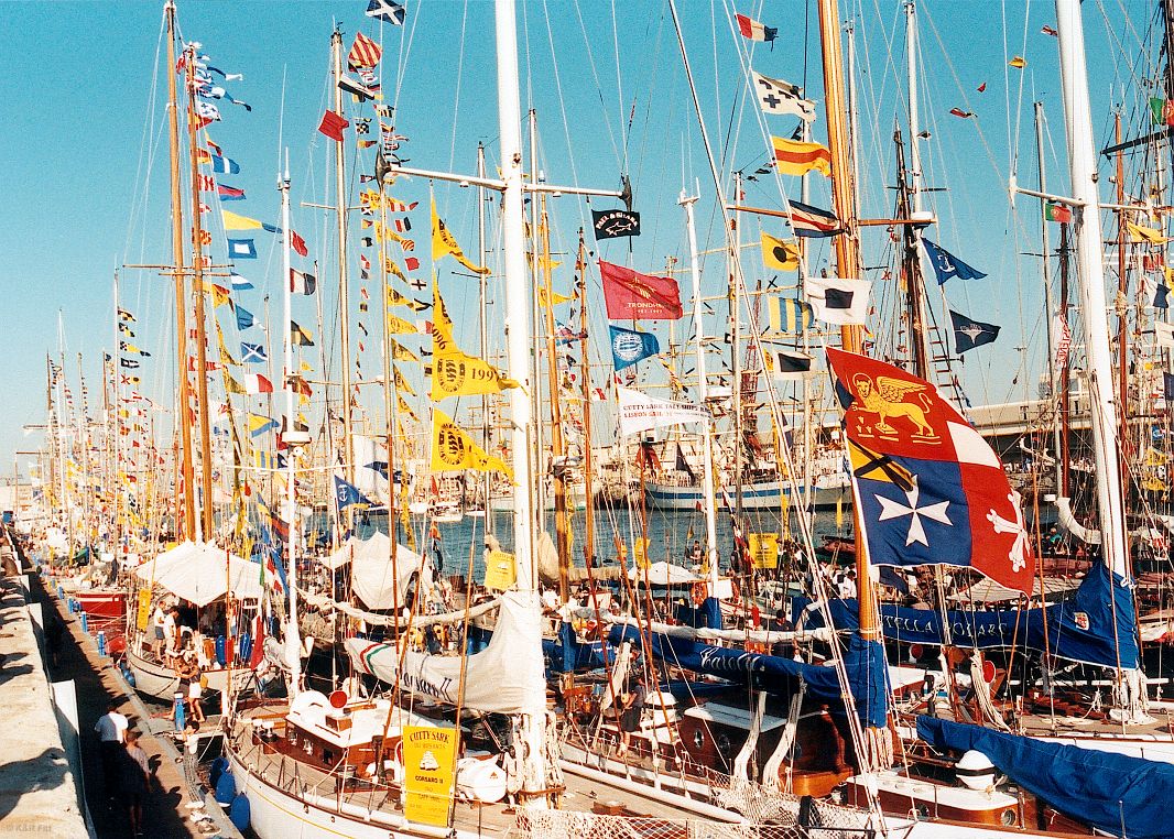 Jachty podniosły galę banderową