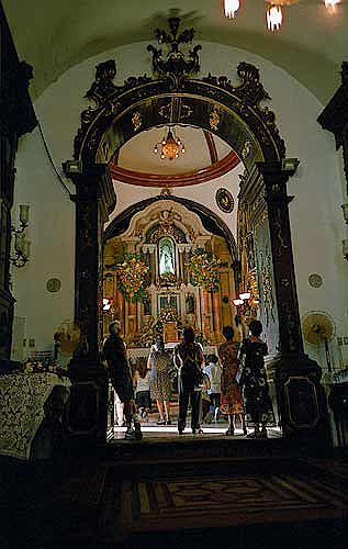 We wnętrzu Convento da Penha znajduje się cudowna figurka Nossa Senhora da Penha