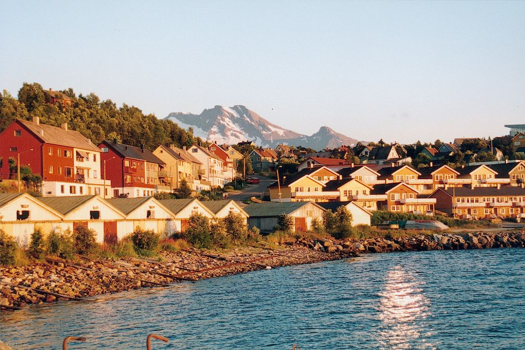 Widok na małe drewniane domki w Narviku.