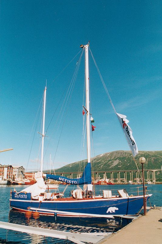 Jacht s/y „Meﬁsto” przy kei w Tromsø.