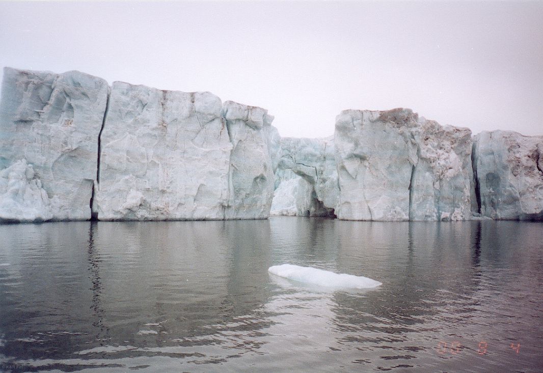 Mostek łączący pękający lodowiec