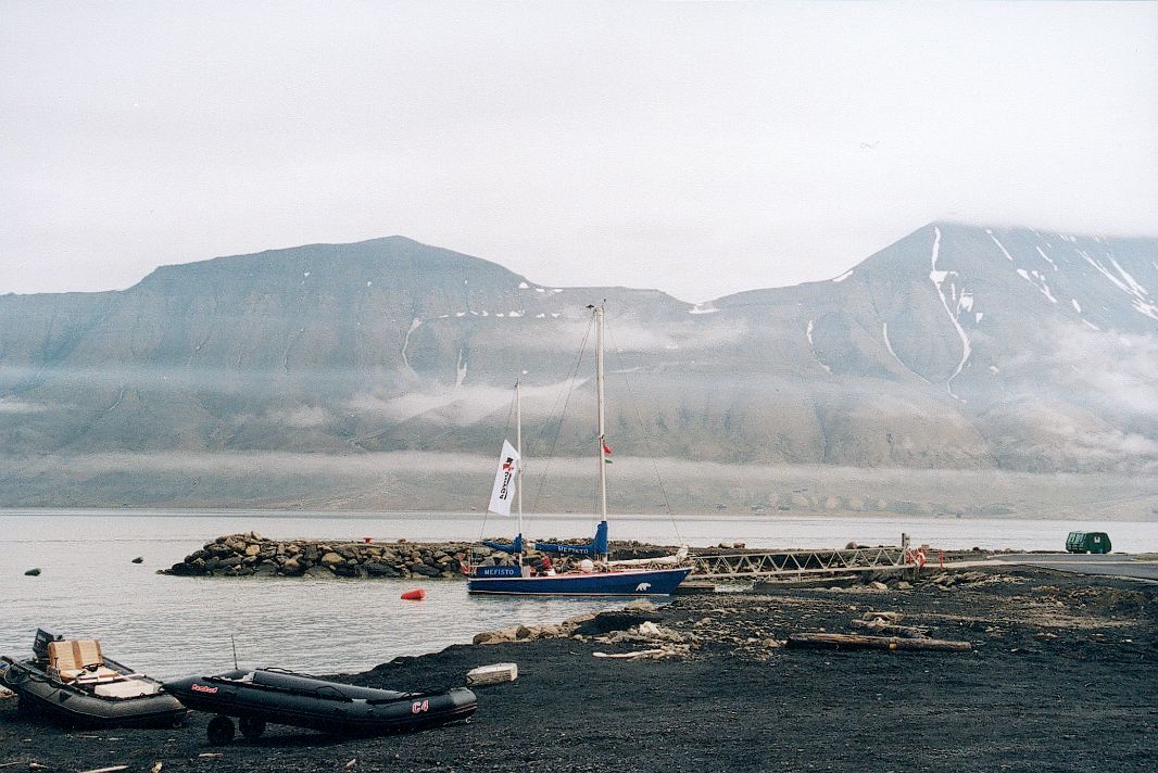 Jacht przy kei w Longyearbyen