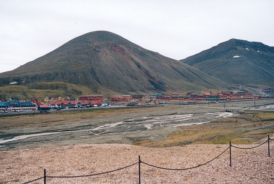Miasto Longyearbyen i góra z widocznymi pozostałościami kopalni węgla