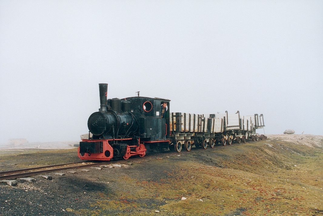 Stary parowóz i kilka wagoników wożących węgiel z kopalni do portu