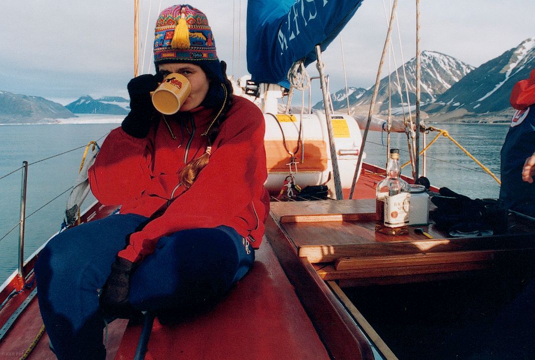 Krysia rozgrzewająca się herbatą z rumem w czasie wycieczki po Kongsfjordzie