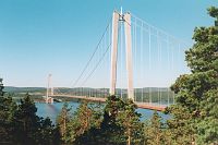 Wiszący na linach długi most nad fjordem