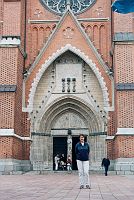 Krysia przed wejściem do katedry w Uppsali