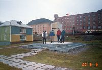 4 osoby stoją obok pomniku Lenina