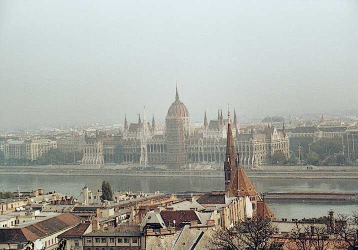 Widok z Budy na Peszt (w centrum parlament)