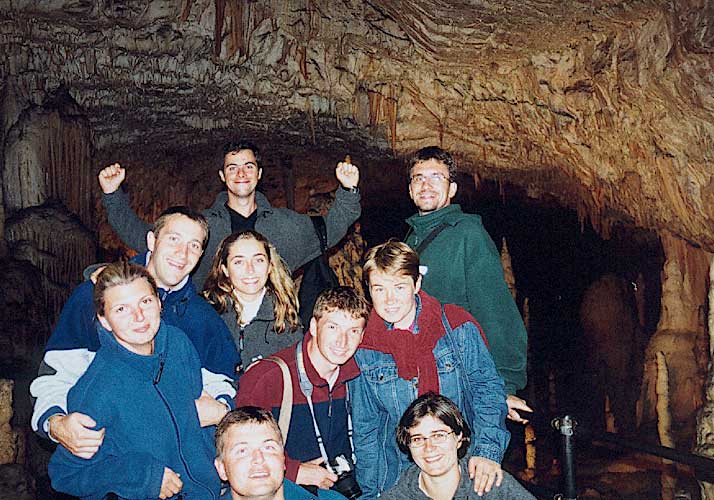Zdjęcie grupowe w jaskini