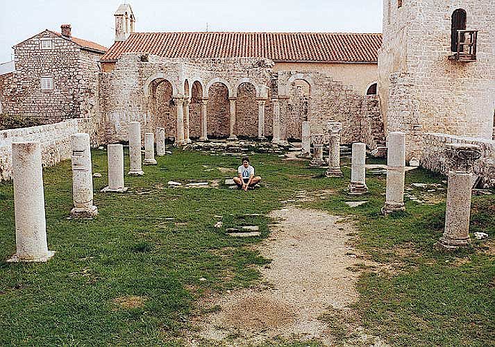 Ruiny kościoła w Rab