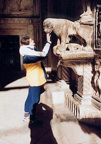 Zabytkowy kamienny lew przed katedrą w Trogirze