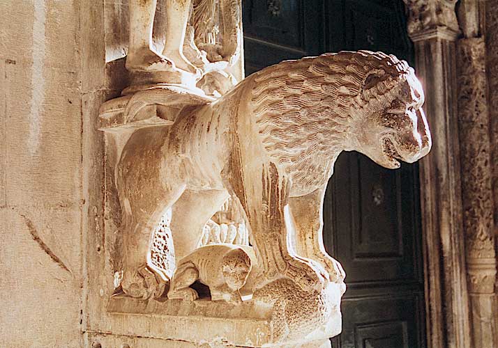 Zabytkowy lew wenecki przed katedrą w Trogirze