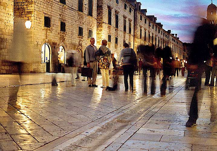 Ulica Stradun i jej wyślizgany przez wieki bruk w świetle latarni ulicznych