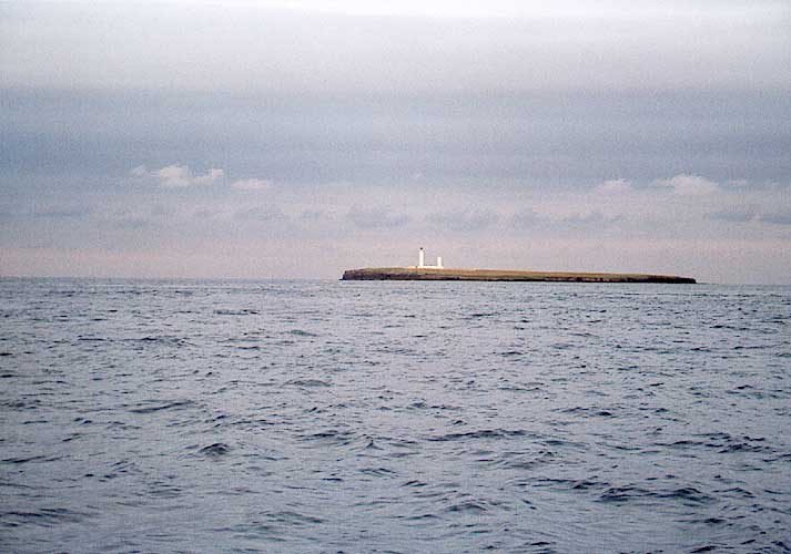 Widok na Muckle Skerry, wyspę leżącą w cieśninie Pentland