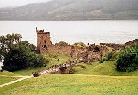 Ruiny zamku Urquhart nad brzegiem jeziora Loch Ness