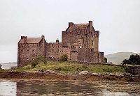 Kamienny zamek Eilan Donan położony na wyspie