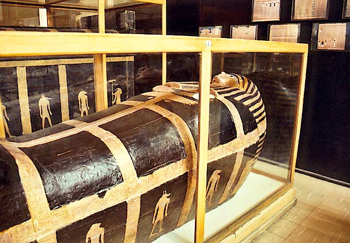 Skarby z grobowca Tutenchamona – mumia znajdowała się w najmniejszym z trzech, włożonych jeden w drugi, sarkofagów.