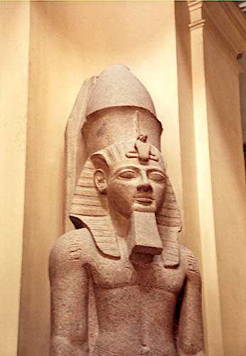 Jeden z wielu posągów na cześć faraona.
