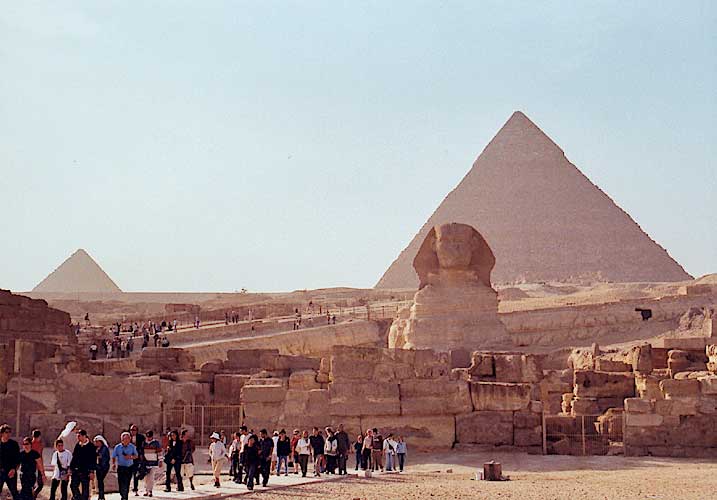 Widok na Sﬁnksa, piramidę Cheopsa i Mykerinosa.