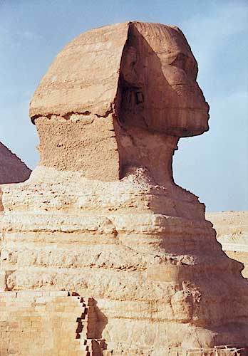 Sﬁnks – na pół lew, na pół faraon – do dziś stanowi zagadkę. Prawdopodobnie przez większą część historii Egiptu ponad piach pustyni wystawała tylko jego głowa.