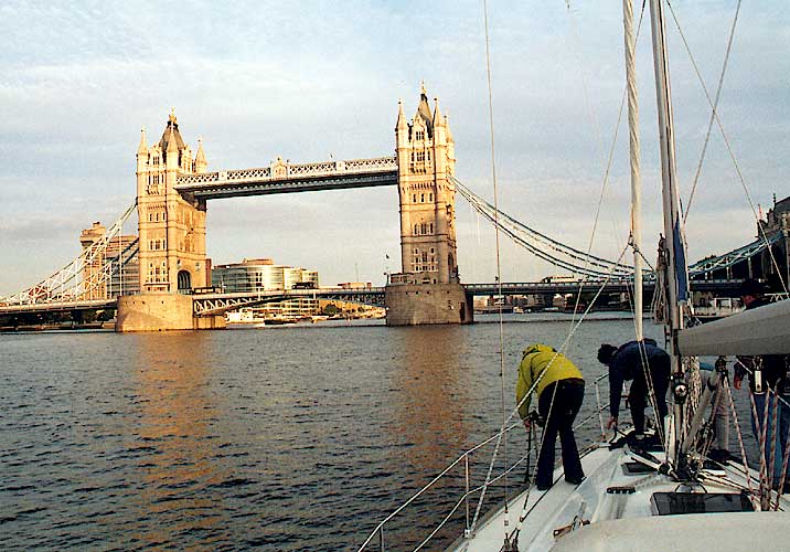 Tower Bridge o świcie