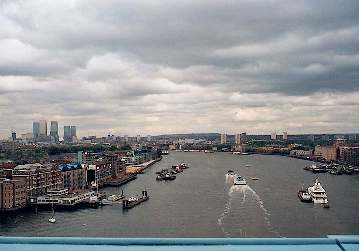 Widok z Tower Bridge na miasto
