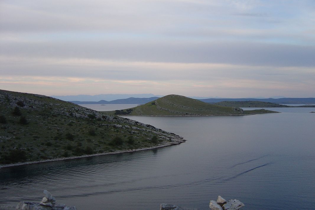 Widok ze wzgórza na Katinie, wyspie pomiędzy Malom i Velom Proversom